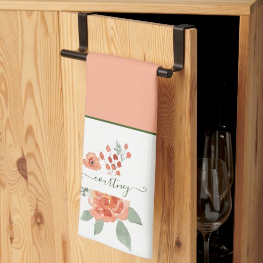 Orangefarbene, blumengeschmückte personalisierte K Geschirrtuch (Drittel gefaltet)