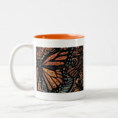 Orangefarbene Fantasie abstrakte Kunst Zweifarbige Tasse (Links)