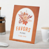 Orangefarbene HerbstBlume, Blätter Gastgeschenke H Sockelschild (In SItu)