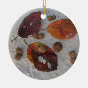 Orangefarbene Herbstlaub und Eicheln Keramik Ornament