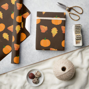 Orangefarbene Herbstleaves und Pumpketten auf brau Geschenkpapier