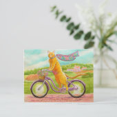 Orangefarbene Katze auf einem Lila Fahrrad Postkarte (Stehend Vorderseite)