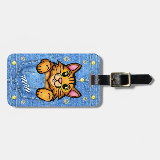 Orangefarbene Katze in Imitaten Denim Pocket mit I Gepäckanhänger (Vorderseite horizontal)