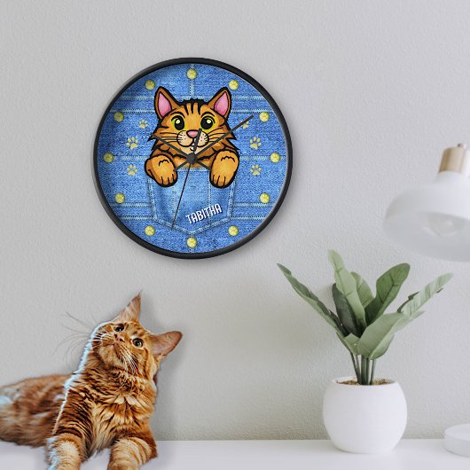 Orangefarbene Katze in Imitaten Denim Pocket mit I Uhr