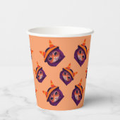 Orangefarbene Katze mit Lila Hexenhut-Halloween-Pa Pappbecher (Rückseite)