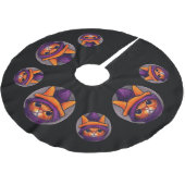 Orangefarbene Katze mit Lila Hexenhut Halloween Polyester Weihnachtsbaumdecke (Schrägansicht)