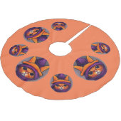 Orangefarbene Katze mit Lila Hexenhuttholz Polyester Weihnachtsbaumdecke (Schrägansicht)