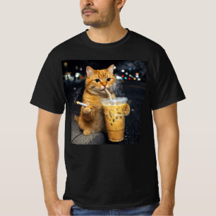 orangefarbene Katze trinkt eisgekühlten Kaffee und T-Shirt