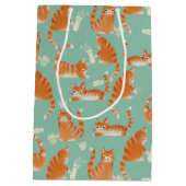 Orangefarbene Katzen, die sich über die Orange Tab Mittlere Geschenktüte (Rückseite)