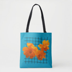 Orangefarbene Kosmos-Blume am Schwarzen Grid auf T Tasche