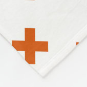 Orangefarbene Kreuzstiche auf weiß Fleecedecke (Ecke)