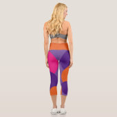Orangefarbene, Lila und Hot-Pink-Polka-Punkte Capri Leggings (Rückseite)