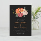 Orangefarbene Lila und weiße Kürbis-Schwarze Hochz Einladung (Stehend Vorderseite)