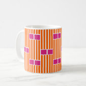 Orangefarbene Linien und rosa Schachteln Kaffeemas Kaffeetasse (Vorderseite Links)