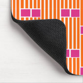 Orangefarbene Linien und rosa Schachteln Mousepad (Ecke)