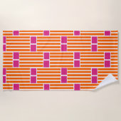 Orangefarbene Linien und rosa Schachteln Strandtuch (Vorderseite)