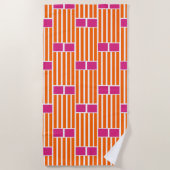 Orangefarbene Linien und rosa Schachteln Strandtuch (Vorderseite)