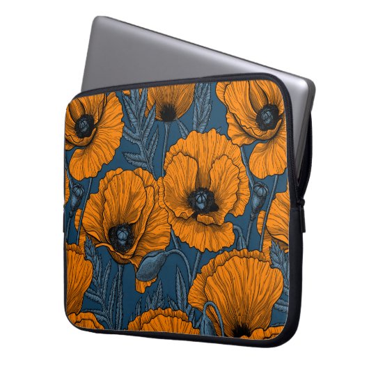 Orangefarbene Mohn in dunkelblau Laptopschutzhülle (Vorderseite Links)