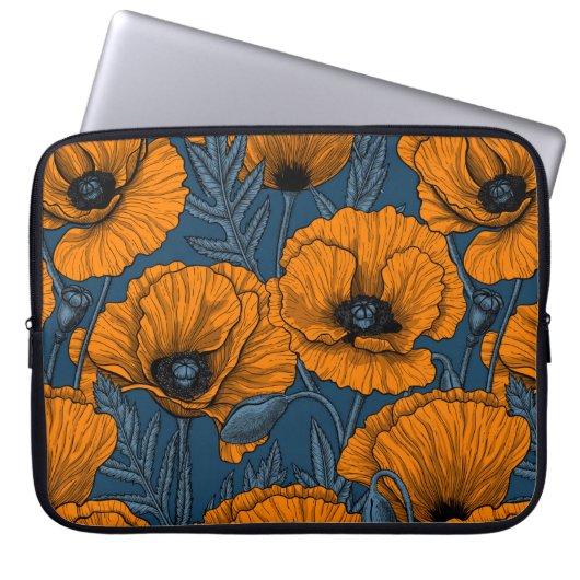 Orangefarbene Mohn in dunkelblau Laptopschutzhülle (Vorderseite)