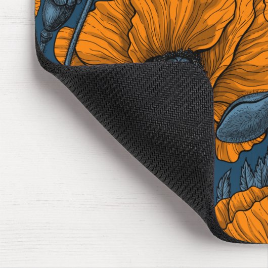 Orangefarbene Mohn in dunkelblau Mousepad (Ecke)