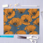 Orangefarbene Mohn in dunkelblau Seidenpapier (Handwerk)