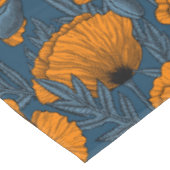 Orangefarbene Mohn in dunkelblau Tischdecke (Schrägansicht)