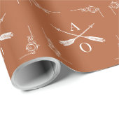 Orangefarbene Monogramme und Pfeile Geschenkpapier (Rolleneckpunkt)