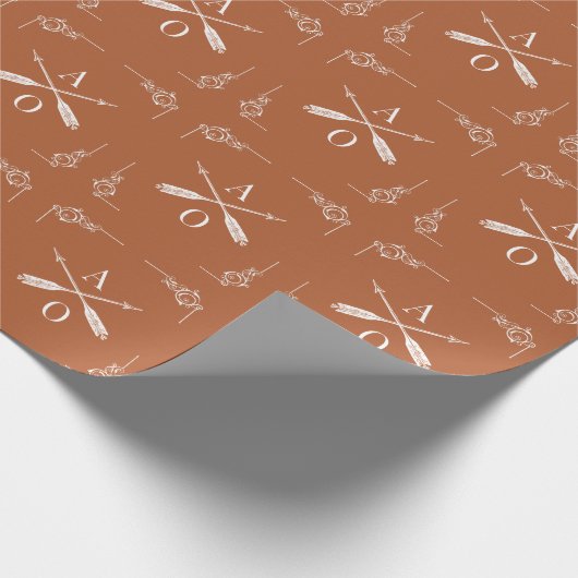 Orangefarbene Monogramme und Pfeile Geschenkpapier (Ecke)