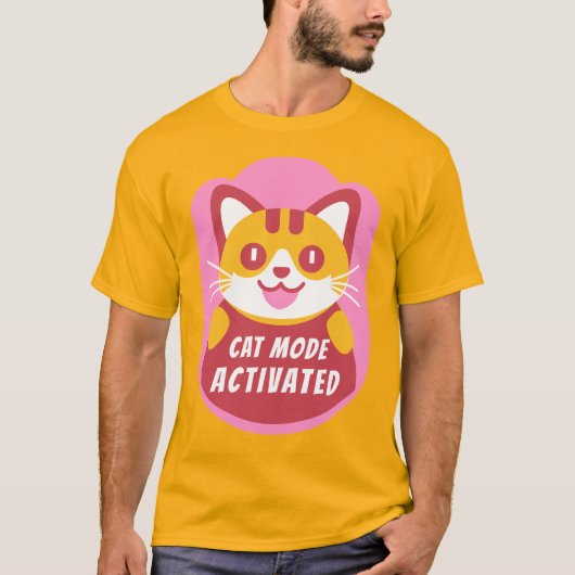 Orangefarbene oder gelbe Tablettenkatze mit benutz T-Shirt (Vorderseite)