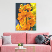 Orangefarbene Orchideen in naher Leinwand (Insitu (Wohnzimmer))