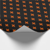 Orangefarbene Polka-Kreuze auf schwarz Geschenkpapier (Ecke)