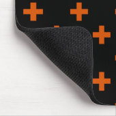 Orangefarbene Polka-Kreuze auf schwarz Mousepad (Ecke)