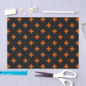 Orangefarbene Polka-Kreuze auf schwarz Seidenpapier (Handwerk)