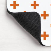 Orangefarbene Polka-Kreuze auf weiß Mousepad (Ecke)