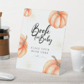 Orangefarbene Pumpkantbücher für Babysignatur Sockelschild (In SItu)