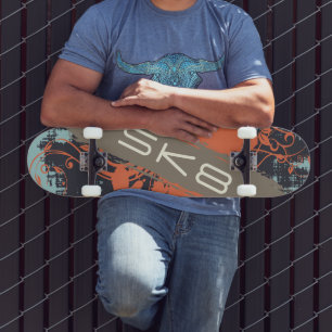 Orangefarbene Rasse mit Text SK8 Skateboard