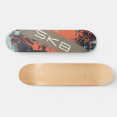 Orangefarbene Rasse mit Text SK8 Skateboard (Horizontal)
