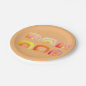 Orangefarbene Regenbogen-niedliche Retrografik Pappteller (Schrägansicht)