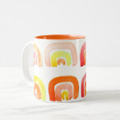 Orangefarbene Regenbogen-niedliche Retrografik Zweifarbige Tasse (Vorderseite Links)