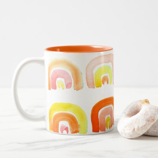 Orangefarbene Regenbogen-niedliche Retrografik Zweifarbige Tasse (Mit Donut)