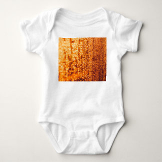 Orangefarbene Regentropfen auf Glas, abstrakter Hi Baby Strampler