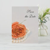 Orangefarbene Rose und weiße Perlen beim Hochzeits Einladung (Stehend Vorderseite)