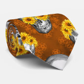 Orangefarbene Schädel und Sonnenblumen, Design 1 Krawatte (Gerollt)