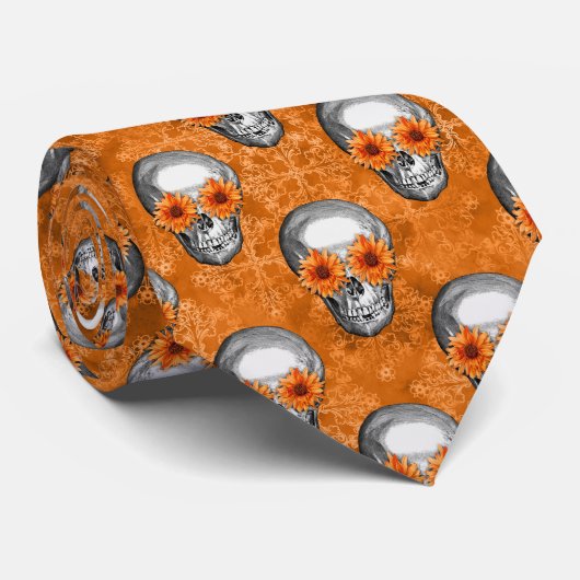 Orangefarbene Schädel und Sonnenblumen, Design 7 Krawatte (Gerollt)