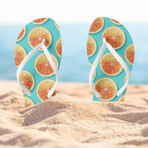 Orangefarbene Scheiben auf blau Badesandalen