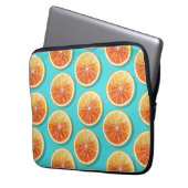 Orangefarbene Scheiben auf blau Laptopschutzhülle (Vorderseite Links)