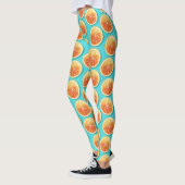 Orangefarbene Scheiben auf blau Leggings (Links)