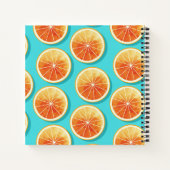Orangefarbene Scheiben auf blau Notizblock (Rückseite)