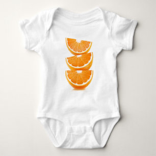 Orangefarbene Scheiben in einem Stapel Baby Strampler