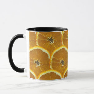 Orangefarbene Scheiben mit frischem Obst Tasse